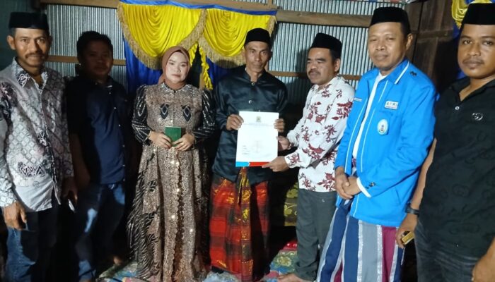 Inovasi Jemput Bola, Disdukcapil Jeneponto Serahkan KTP dan KK Baru Sesaat Usai Akad Nikah