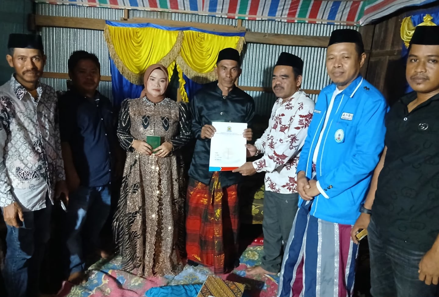 Penyerahan KTP dan KK baru kepada pasangan pengantin oleh Disdukcapil Jeneponto.