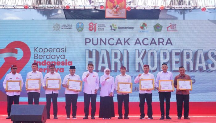 Bupati Madiun Terima Penghargaan Pembina Koperasi Andalan Jawa Timur 2026 dari Kementerian Koperasi di Hari Koperasi ke-79