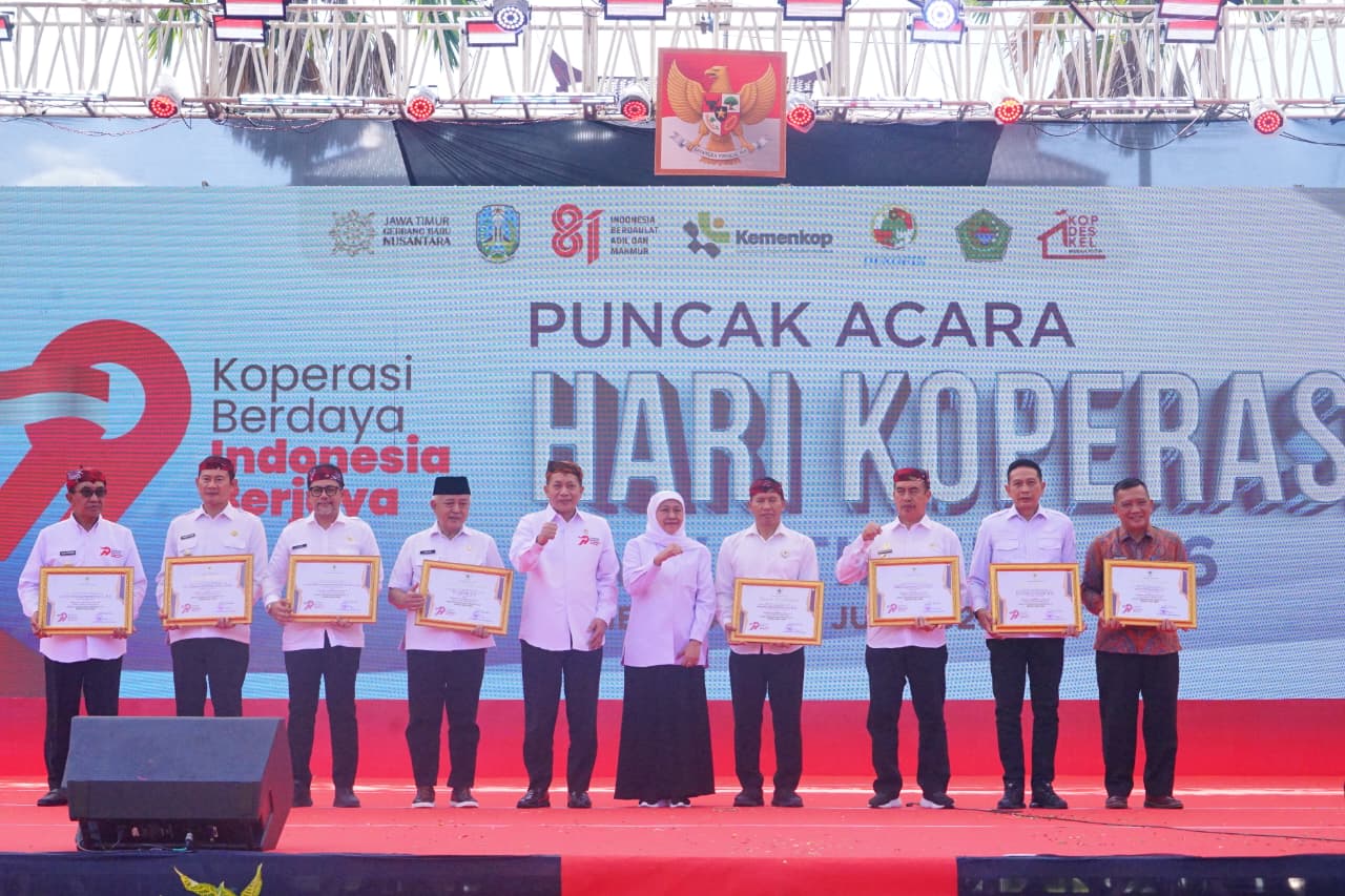 Bupati Madiun H. Hari Wuryanto menerima penghargaan Pembina Koperasi Andalan Jawa Timur 2026.
