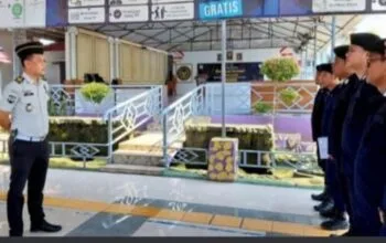 Ka. KPLP Lapas Narkotika Muara Beliti memimpin apel siaga regu pengamanan.