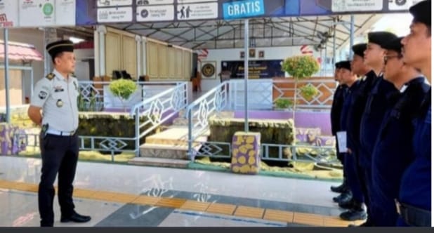 Ka. KPLP Lapas Narkotika Muara Beliti memimpin apel siaga regu pengamanan.