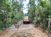 Alat Berat Dikerahkan, Satgas TMMD Ke-129 Kodim 0102/Pidie Kebut Pengerasan Jalan Pertanian