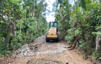 Alat Berat Dikerahkan, Satgas TMMD Ke-129 Kodim 0102/Pidie Kebut Pengerasan Jalan Pertanian Alat berat Satgas TMMD Ke-129 Kodim 0102/Pidie menggenjot pengerasan jalan pertanian di Desa Lhok Panah.