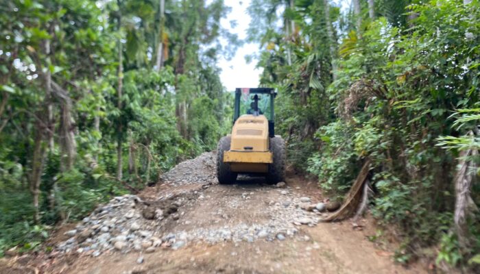 Alat Berat Dikerahkan, Satgas TMMD Ke-129 Kodim 0102/Pidie Kebut Pengerasan Jalan Pertanian