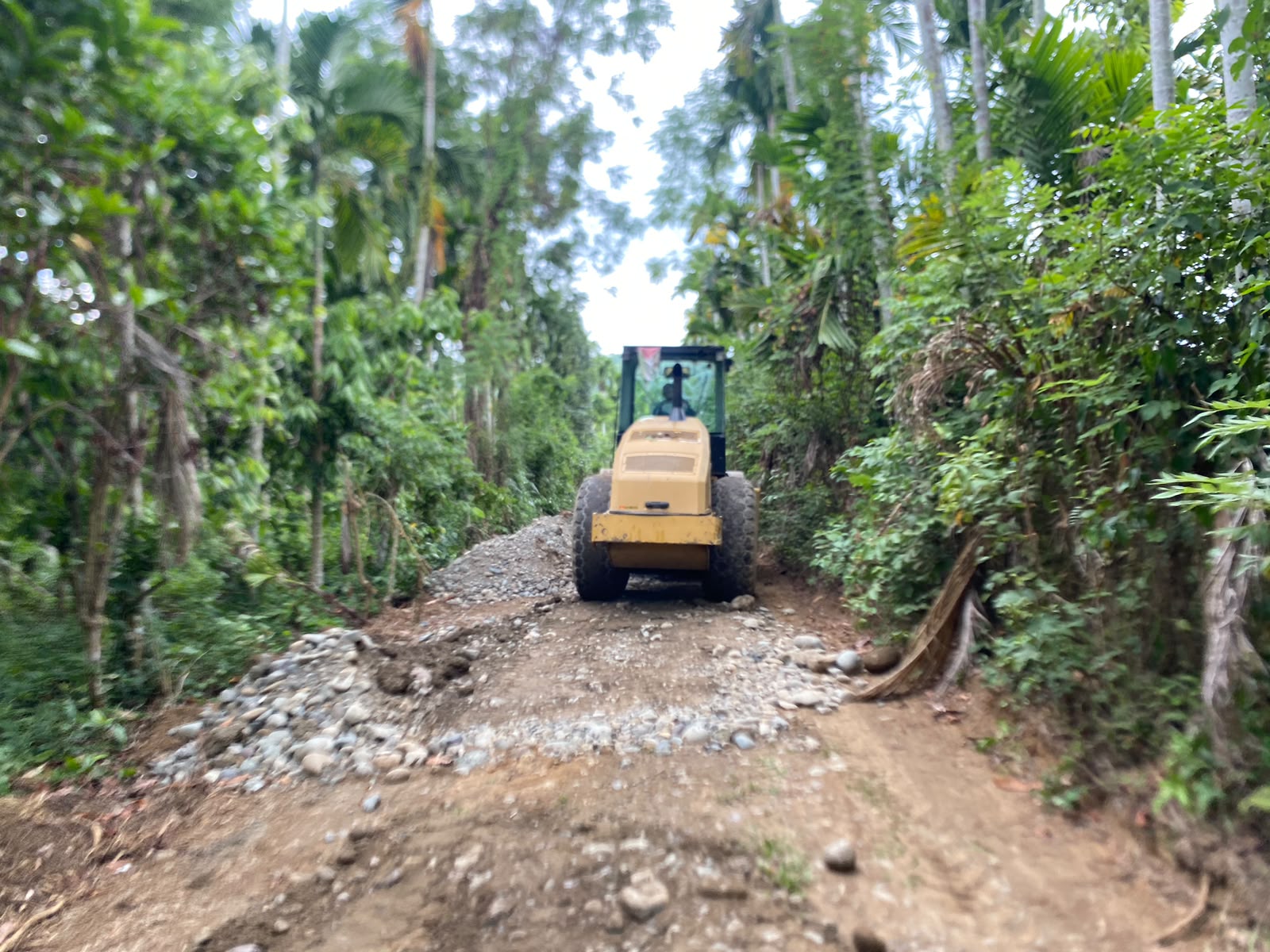 Alat berat Satgas TMMD Ke-129 Kodim 0102/Pidie menggenjot pengerasan jalan pertanian di Desa Lhok Panah.