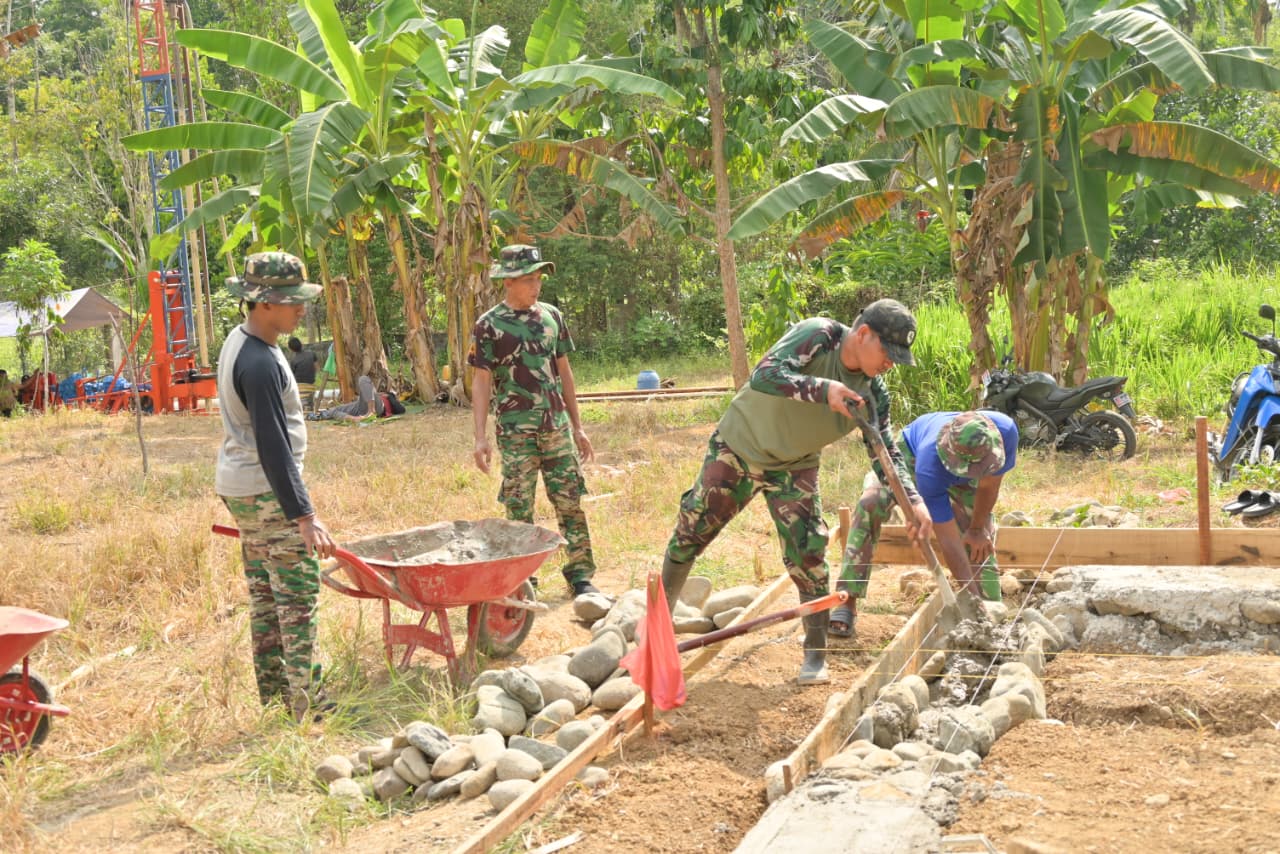 Satgas TMMD Ke-129 Kodim 0102/Pidie bersama warga membangun sarana MCK di Desa Lhok Panah.