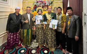 Penyerahan dokumen KTP dan KK baru kepada pasangan pengantin di Kecamatan Batang, Kabupaten Jeneponto.