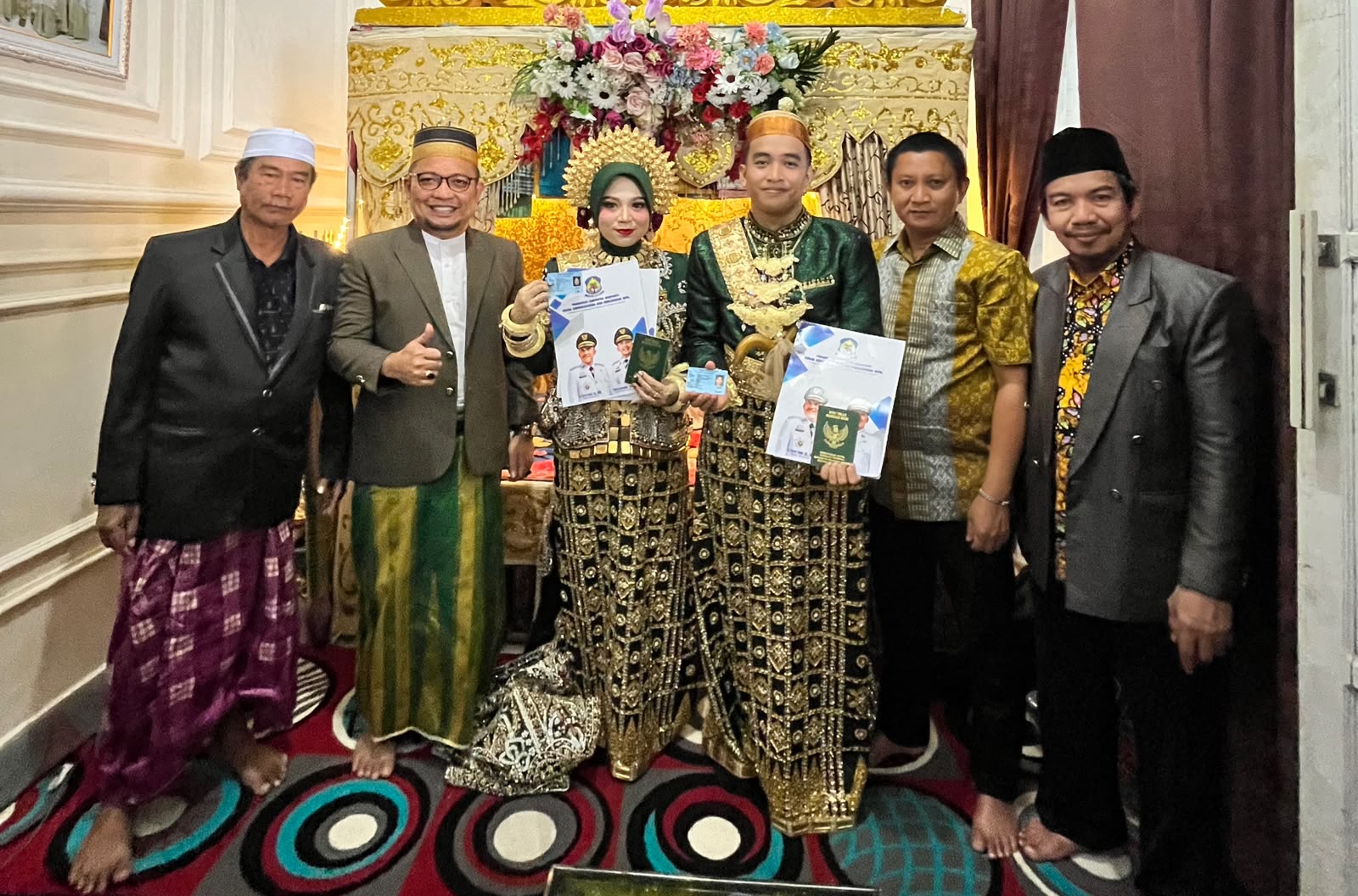 Penyerahan dokumen KTP dan KK baru kepada pasangan pengantin di Kecamatan Batang, Kabupaten Jeneponto.