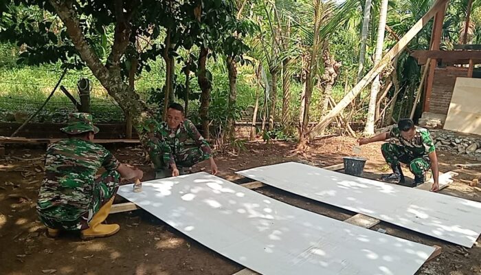 Tahap Krusial Dimulai, Satgas TMMD Ke-129 Kodim 0102/Pidie Siapkan dan Cat Plafon RTLH Nyak Ubit