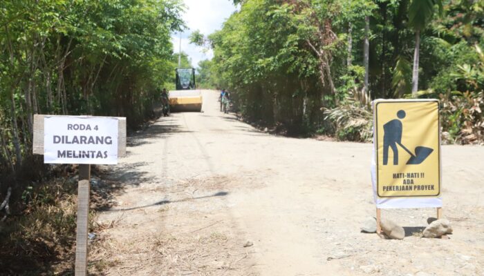 Jaga Keselamatan Petani, Satgas TMMD Ke-129 Pasang Portal dan Rambu Imbauan di Lokasi Pengerasan Jalan