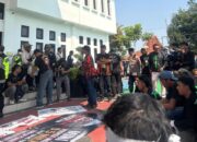 Ratusan Warga Kepung Kejari Purworejo, Desak Pengusutan Korupsi Mini Zoo Tak Berhenti di Tiga Tersangka
