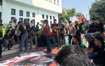 Ratusan Warga Kepung Kejari Purworejo, Desak Pengusutan Korupsi Mini Zoo Tak Berhenti di Tiga Tersangka Ratusan warga yang tergabung dalam aliansi berunjuk rasa di depan Kantor Kejari Purworejo menuntut pengusutan korupsi Mini Zoo.