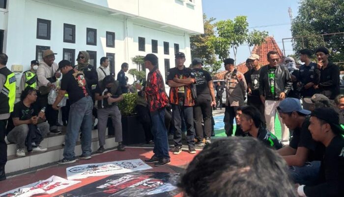 Ratusan Warga Kepung Kejari Purworejo, Desak Pengusutan Korupsi Mini Zoo Tak Berhenti di Tiga Tersangka