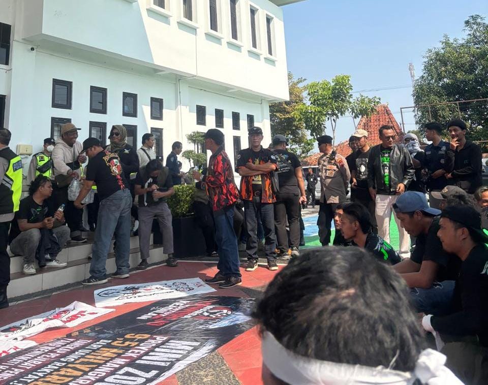 Ratusan warga yang tergabung dalam aliansi berunjuk rasa di depan Kantor Kejari Purworejo menuntut pengusutan korupsi Mini Zoo.
