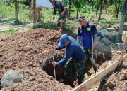Terik Matahari Tak Surutkan Semangat Satgas TMMD Ke-129 Kodim 0102/Pidie Gali Septic Tank untuk MCK TPU Blang Cot