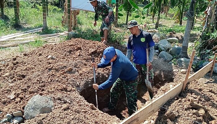 Terik Matahari Tak Surutkan Semangat Satgas TMMD Ke-129 Kodim 0102/Pidie Gali Septic Tank untuk MCK TPU Blang Cot