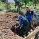 Terik Matahari Tak Surutkan Semangat Satgas TMMD Ke-129 Kodim 0102/Pidie Gali Septic Tank untuk MCK TPU Blang Cot