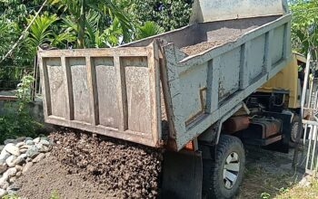 Tak Kenal Lelah, Satgas TMMD Ke-129 Kodim 0102/Pidie Dorong Material Pasir Demi Percepat MCK Dayah