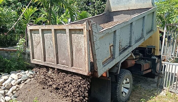 Tak Kenal Lelah, Satgas TMMD Ke-129 Kodim 0102/Pidie Dorong Material Pasir Demi Percepat MCK Dayah