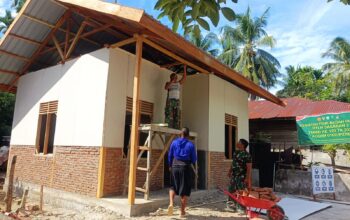 Dinding Berdiri, Atap Terpasang: Harapan Mulyana Segera Miliki Rumah Layak Berkat TMMD Ke-129 Kodim 0102/Pidie