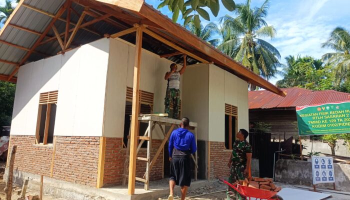 Dinding Berdiri, Atap Terpasang: Harapan Mulyana Segera Miliki Rumah Layak Berkat TMMD Ke-129 Kodim 0102/Pidie
