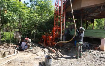 Pantang Menyerah Hadapi Medan Sulit, Satgas TMMD Ke-129 Kodim 0102/Pidie Kejar Pengerjaan Sumur Bor untuk Santri dan Warga