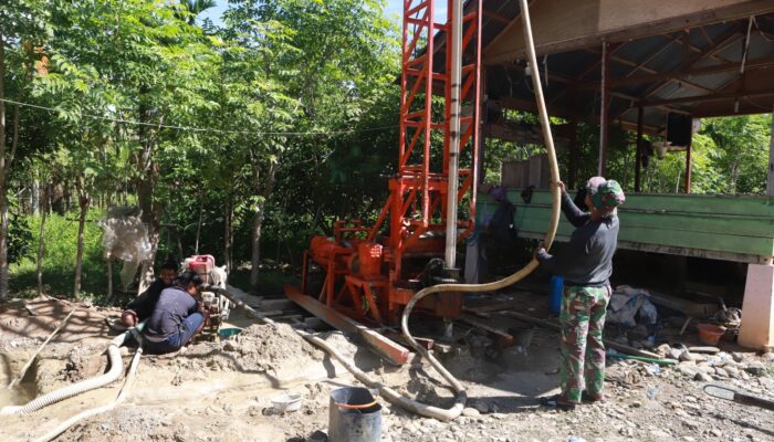 Pantang Menyerah Hadapi Medan Sulit, Satgas TMMD Ke-129 Kodim 0102/Pidie Kejar Pengerjaan Sumur Bor untuk Santri dan Warga