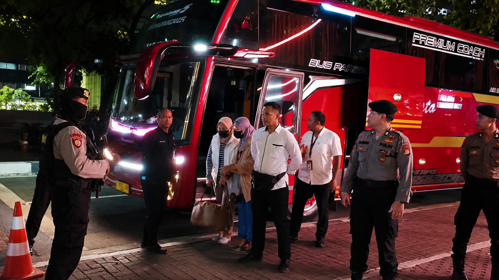 Rombongan istri Bupati Pemalang tiba di Gedung Merah Putih KPK Jakarta.