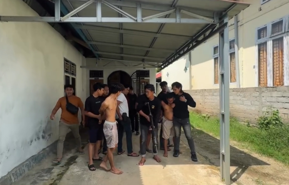 Tim Resmob Polres Solok Selatan melakukan pengamanan terhadap terduga pelaku pencurian di Lubuk Gadang.