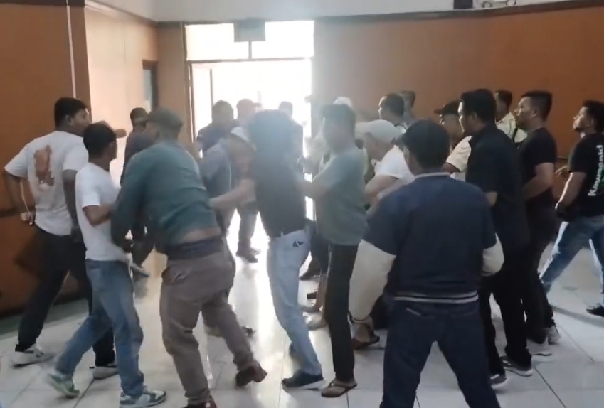 Ruang Medium DPRD Riau pasca kericuhan saat rapat Banggar bersama TAPD.