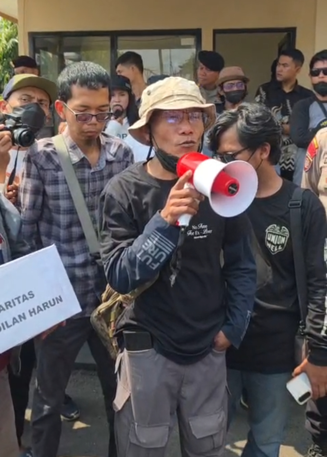 Puluhan jurnalis di Subang menggelar aksi damai menuntut penegakan hukum yang adil.