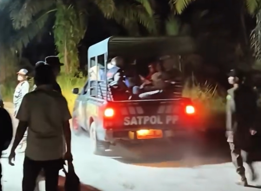 Petugas Satpol PP Inhu melakukan operasi penertiban di Kecamatan Seberida.