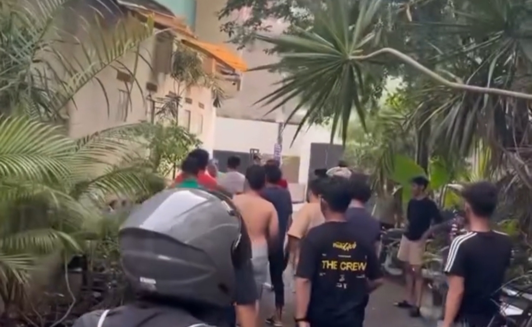 Dua pria diduga pelaku curanmor diamankan warga di kawasan Setiabudi, Jakarta Selatan.
