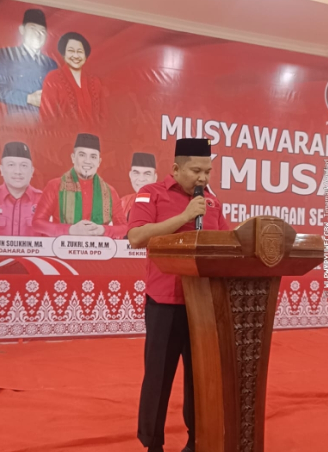 Mahar Efendi dilantik sebagai Ketua PAC PDI Perjuangan Kecamatan Pangkalan Kuras di Pangkalan Kerinci dihadiri Zukri Misran.