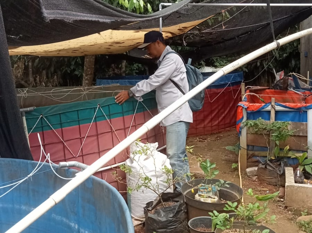 Penyuluh Perikanan Swadaya melakukan pendampingan kolam bioflok di Kecamatan Jonggol, Bogor.