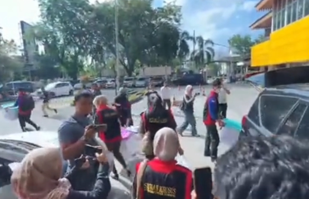 Tim penyidik Kejati Riau melakukan penggeledahan di Kantor Dinas Pendidikan Provinsi Riau.