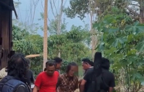 Tim Opsnal Polres Pesisir Barat saat mengamankan tersangka ASM pelaku kekerasan seksual terhadap penyandang disabilitas di Pesisir Selatan.