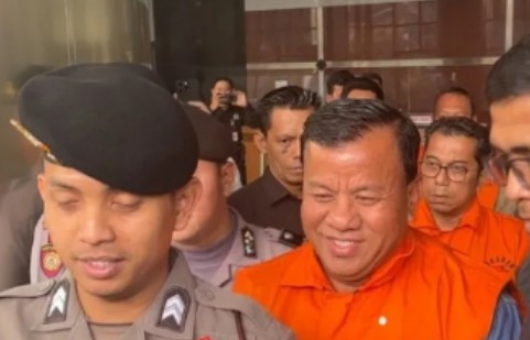 Bupati Kuantan Singingi Suhardiman Amby resmi ditahan KPK terkait kasus dugaan suap pengisian jabatan Sekretaris Daerah di Jakarta.