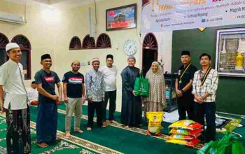 Pengurus PD HIMA PERSIS Pelalawan bersama warga bergotong royong di Musolla Al Muhajirin.
