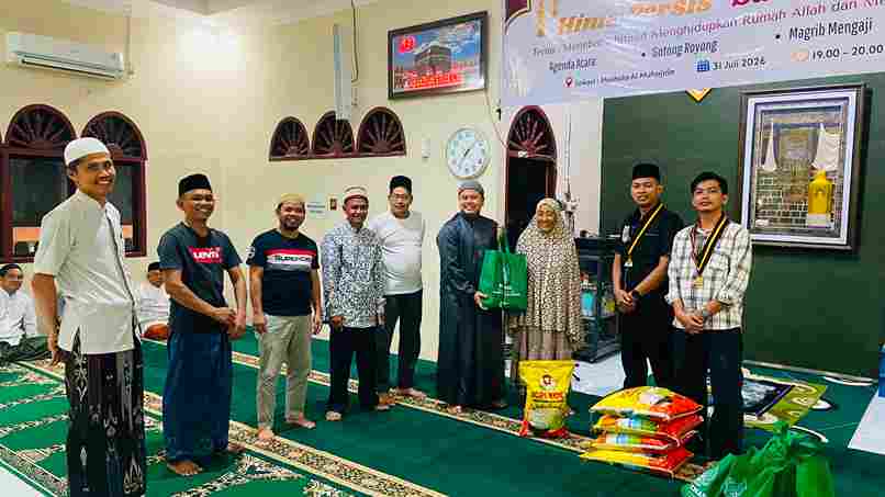 Pengurus PD HIMA PERSIS Pelalawan bersama warga bergotong royong di Musolla Al Muhajirin.