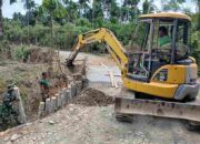Perkuat Fondasi Jembatan, Satgas TMMD Ke-129 Kodim 0102/Pidie Pacu Pemasangan Cerucuk Penahan Bantaran Jalan