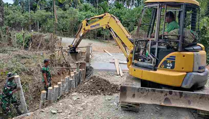 Perkuat Fondasi Jembatan, Satgas TMMD Ke-129 Kodim 0102/Pidie Pacu Pemasangan Cerucuk Penahan Bantaran Jalan