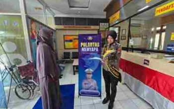 Kasat Lantas Polres Jember AKP Bernadus Bagas Simarmata tinjau program Polantas Menyapa di Samsat Timur.