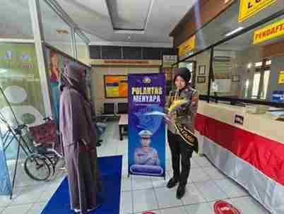 Kasat Lantas Polres Jember AKP Bernadus Bagas Simarmata tinjau program Polantas Menyapa di Samsat Timur.
