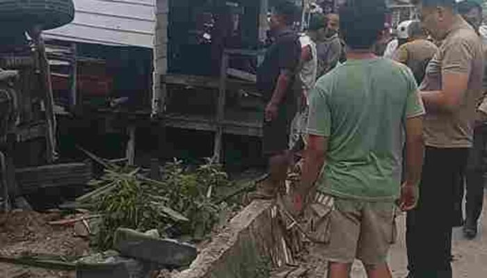 Truk Fuso Angkut Kernel PT Musim Mas Alami Insiden di  Lubuk Terap  Pelalawan, Tidak Ada Korban Jiwa Dilaporkan