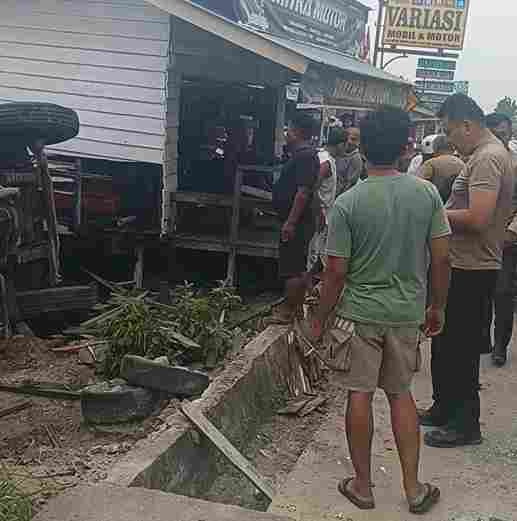 Truk Fuso pengangkut kernel PT Musim Mas yang mengalami insiden di Pelalawan.