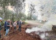 Kawal Langsung Pemadaman Karhutla, Bupati Zukri dan Kapolres Pelalawan  Bertahan Hingga Malam di Kerumutan