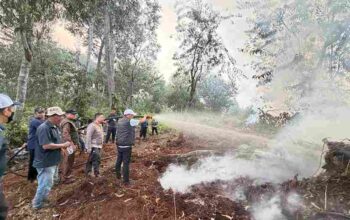 Kawal Langsung Pemadaman Karhutla, Bupati Zukri dan Kapolres Pelalawan Bertahan Hingga Malam di Kerumutan