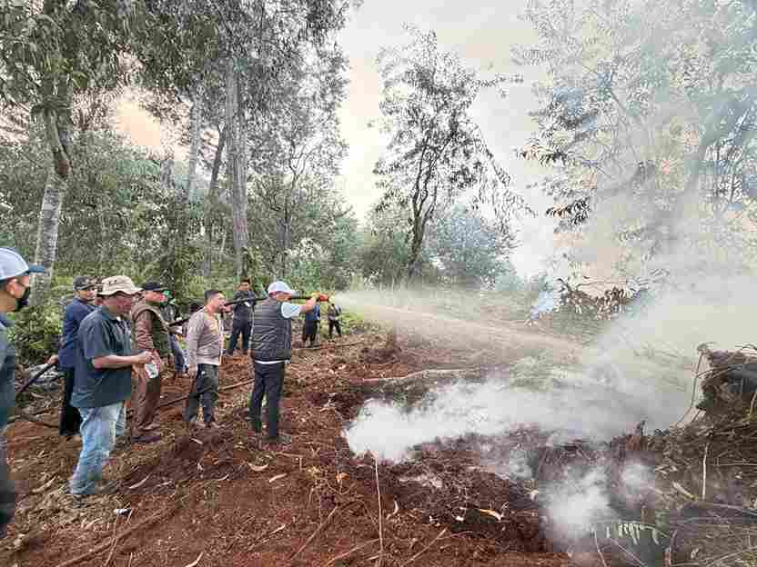 Bupati Pelalawan H. Zukri dan Kapolres meninjau langsung pemadaman Karhutla di Desa Aur Kuning, Kerumutan.